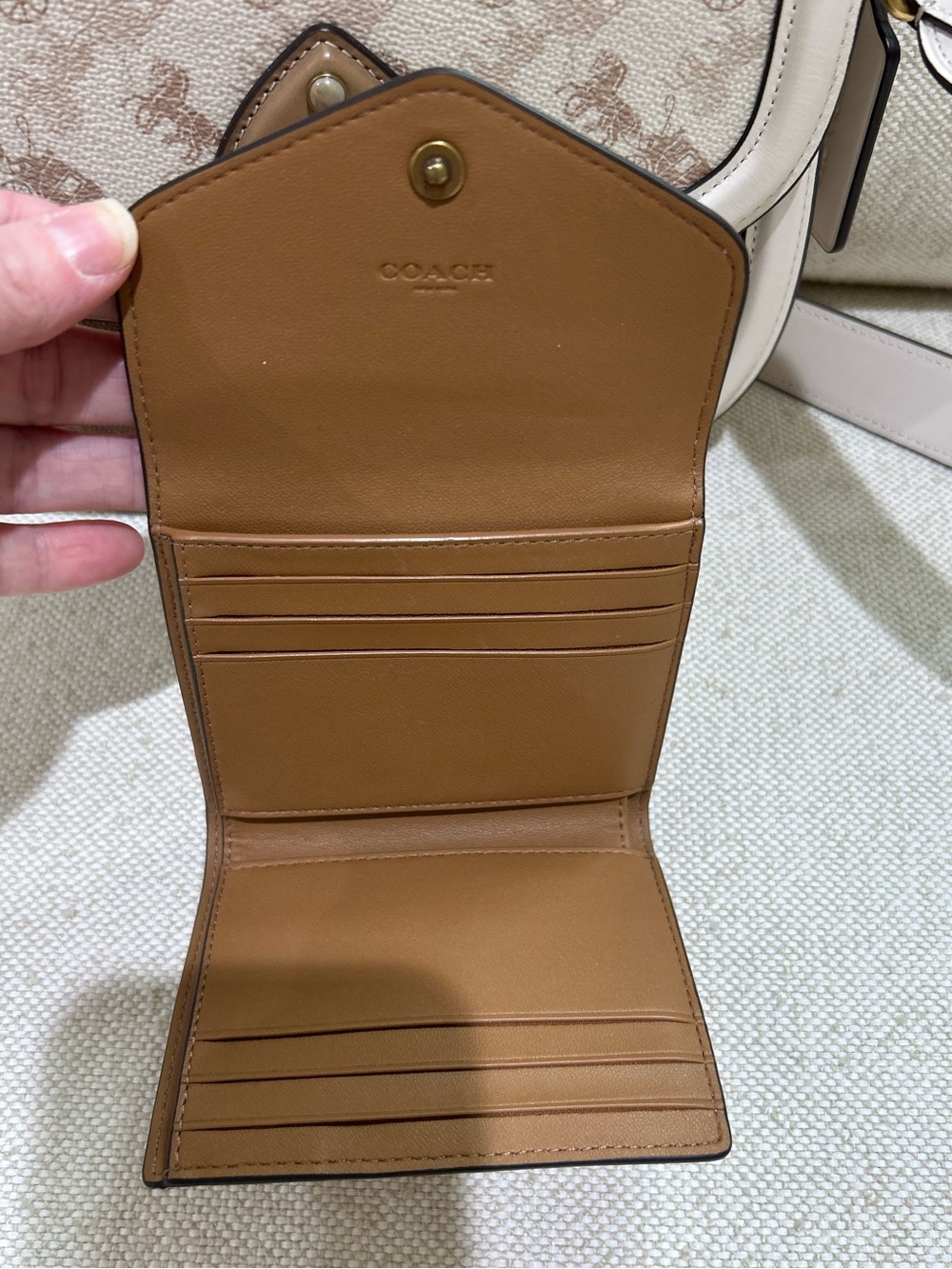 COACH Wyn Small Wallet Signature Horse and Carriage Chalk Taupe Pebble Leather - Picture 5 of 5